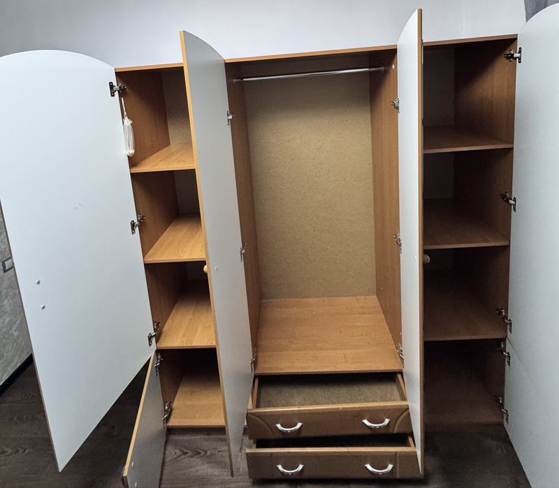 Шафа з дзеркалом