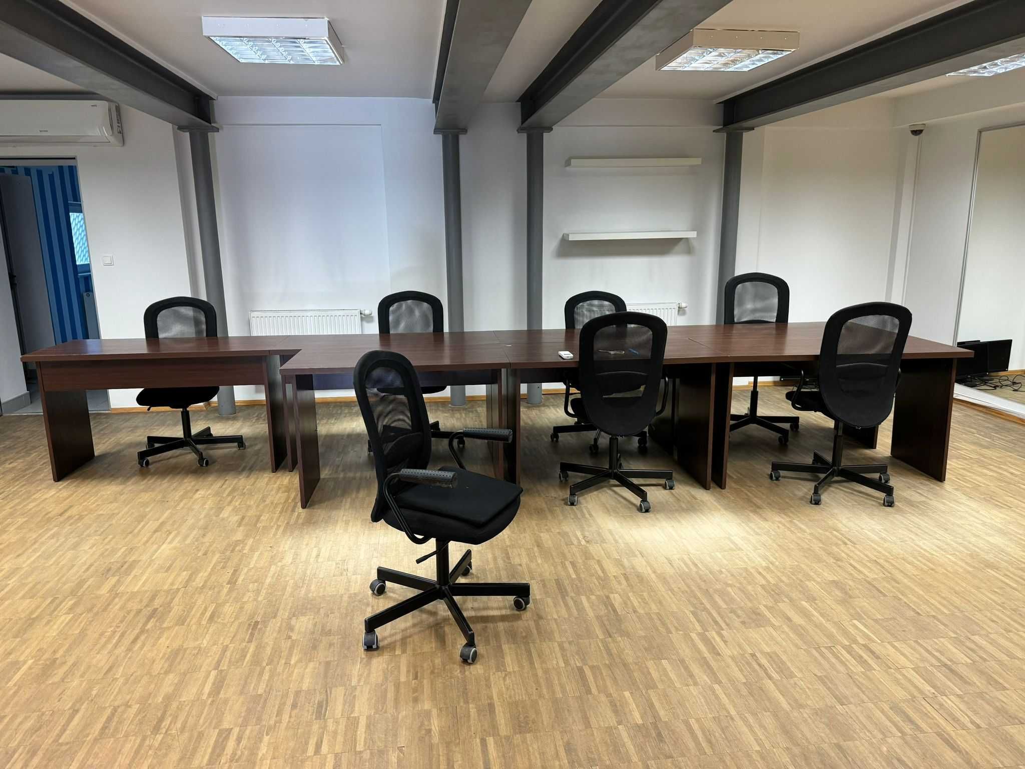 Biurka Krzesła stanowiska pracy