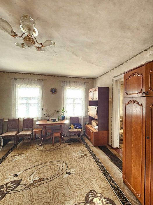 Продаж повноцінного будинку в центрі села Руська Поляна.