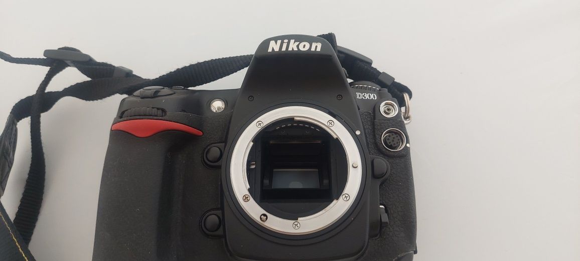 Nikon D 3000 com duas baterias originals