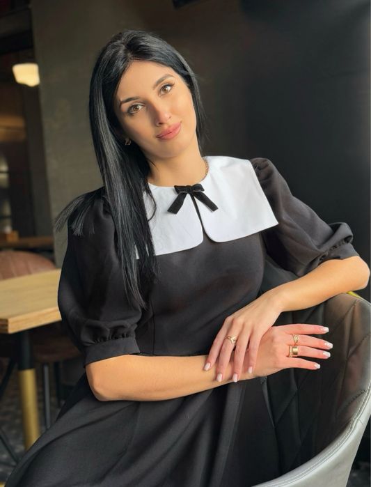 Чорна сукня з білим комірцем