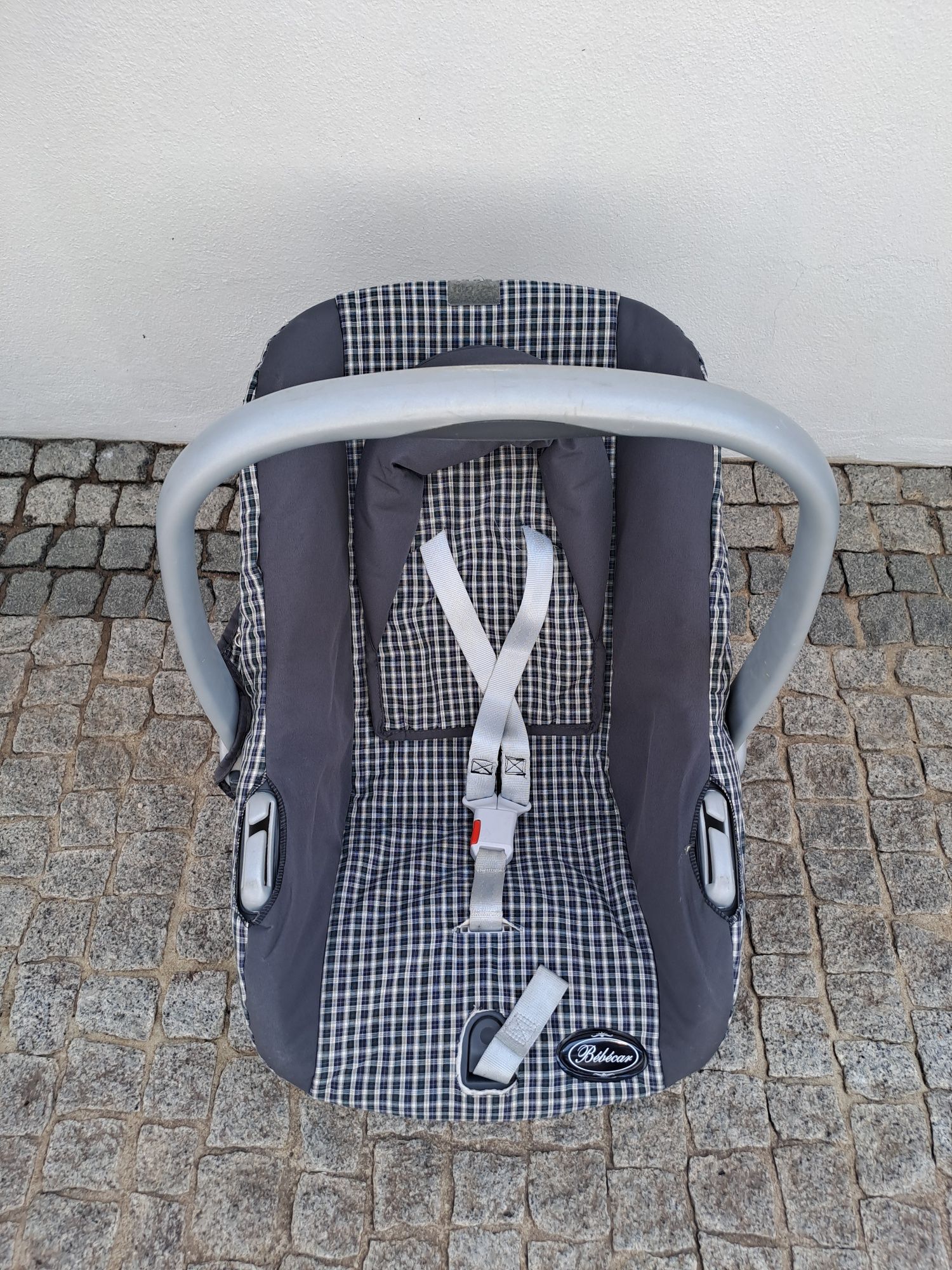 Carrinho + cadeira de carro de bebé
