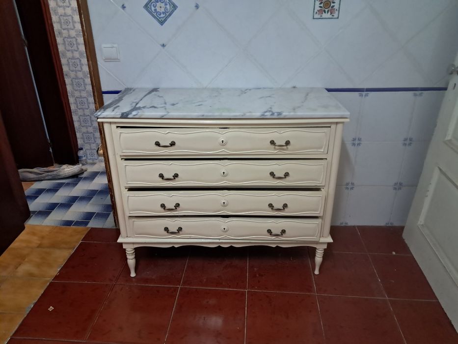 Comoda em mogno ppintada de branco
