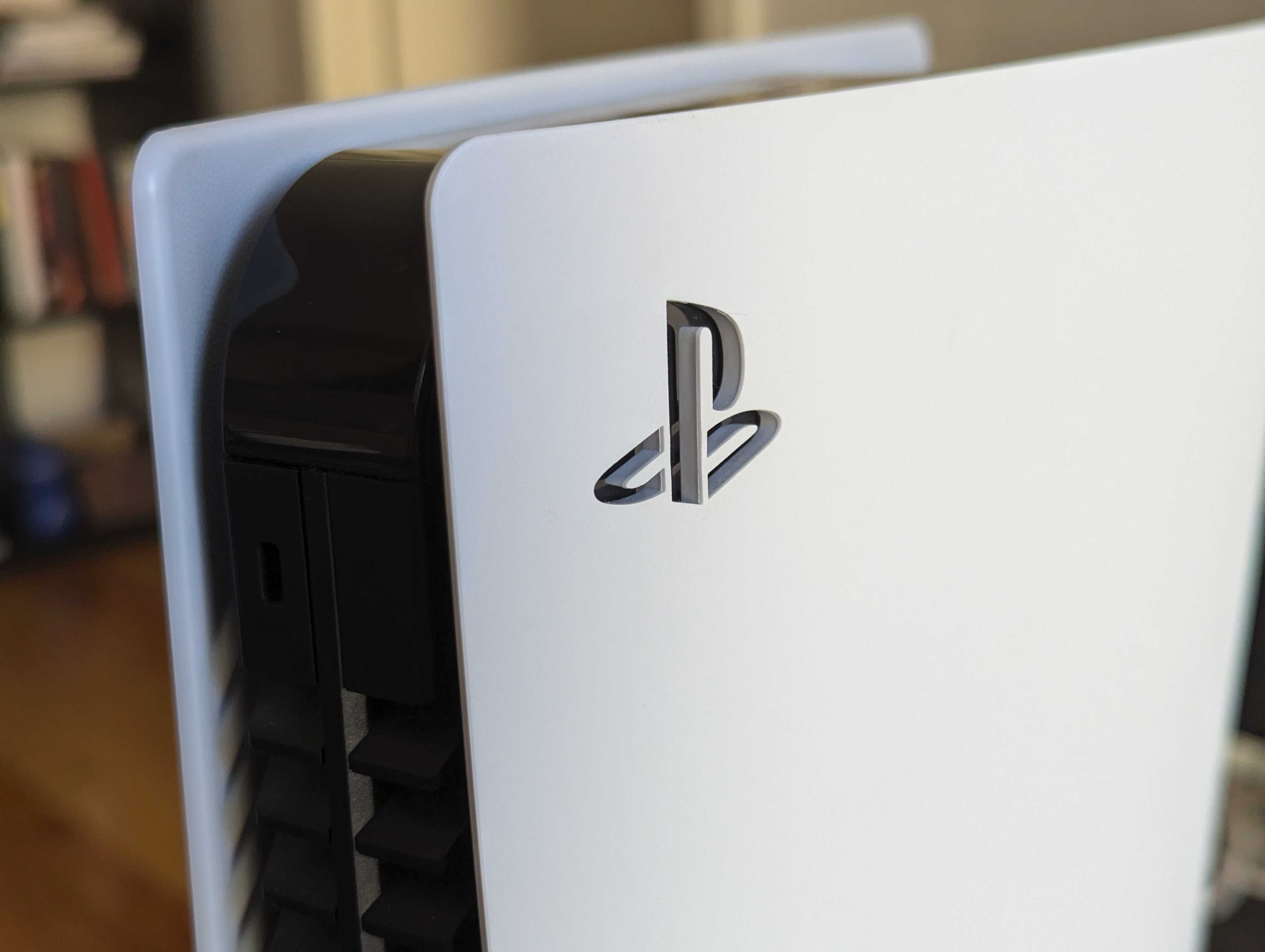 PlayStation 5 825GB (edição disco) com caixa, dois comandos e FIFA 22