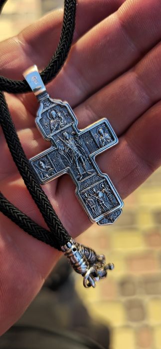 Срібний набір хрестик на шовкоовому шнурку з срібними вставками.
