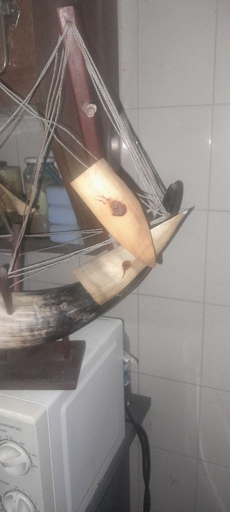 Replica de um barco feito num corno