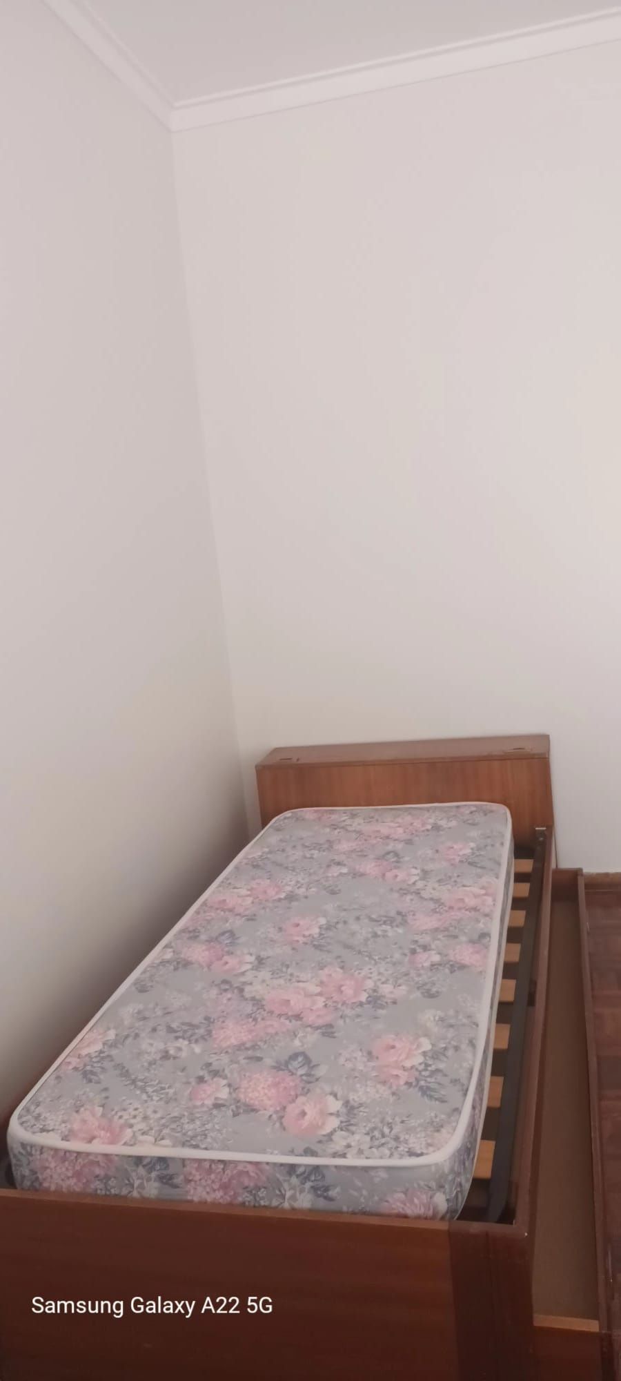Cama single com arrumação