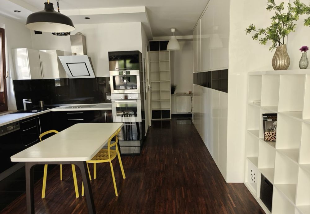 Nowoczesne mieszkanie z balkonem i klimatyzacją – Belgravia Residence