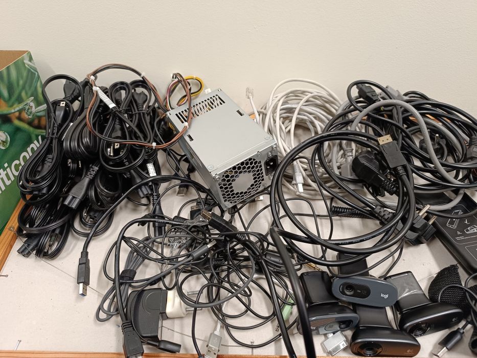 Кабелі, різні, більшість нове