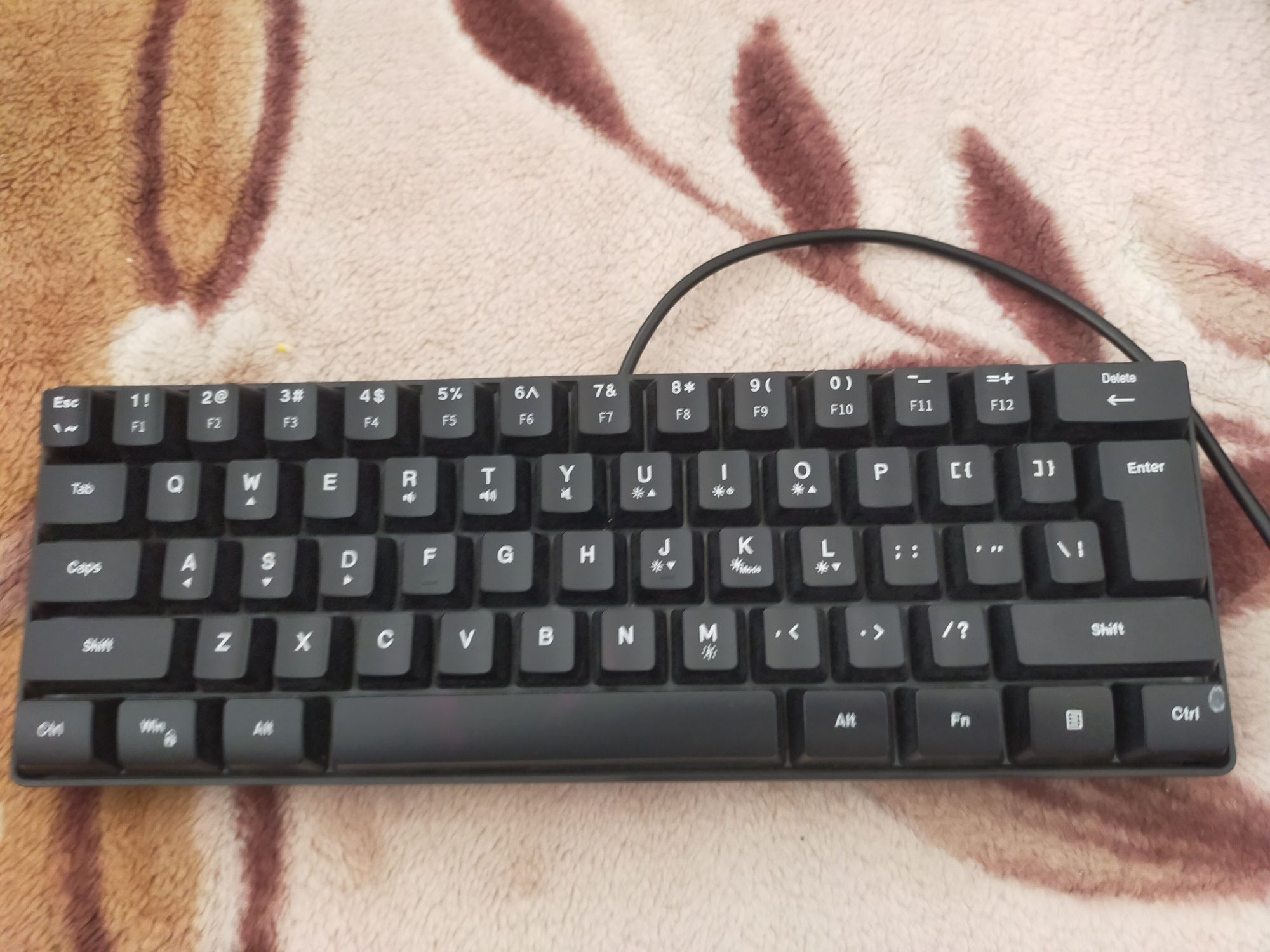 Нова RGB клавіатура, 60% форм фактор , мембранна система.