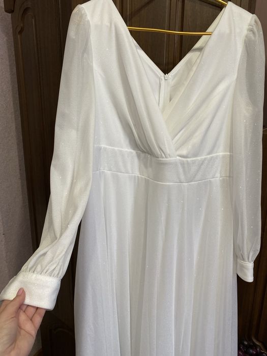 Нарядна біла сукня