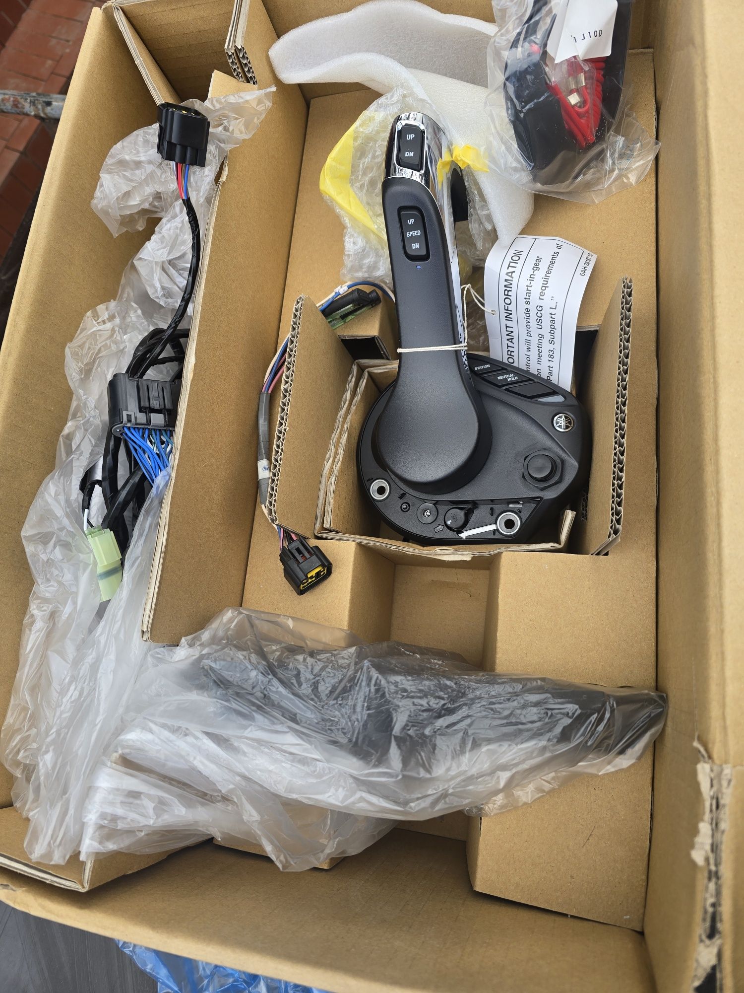 Manetka elektroniczne do silnika zaburtowego Yamaha boczna
