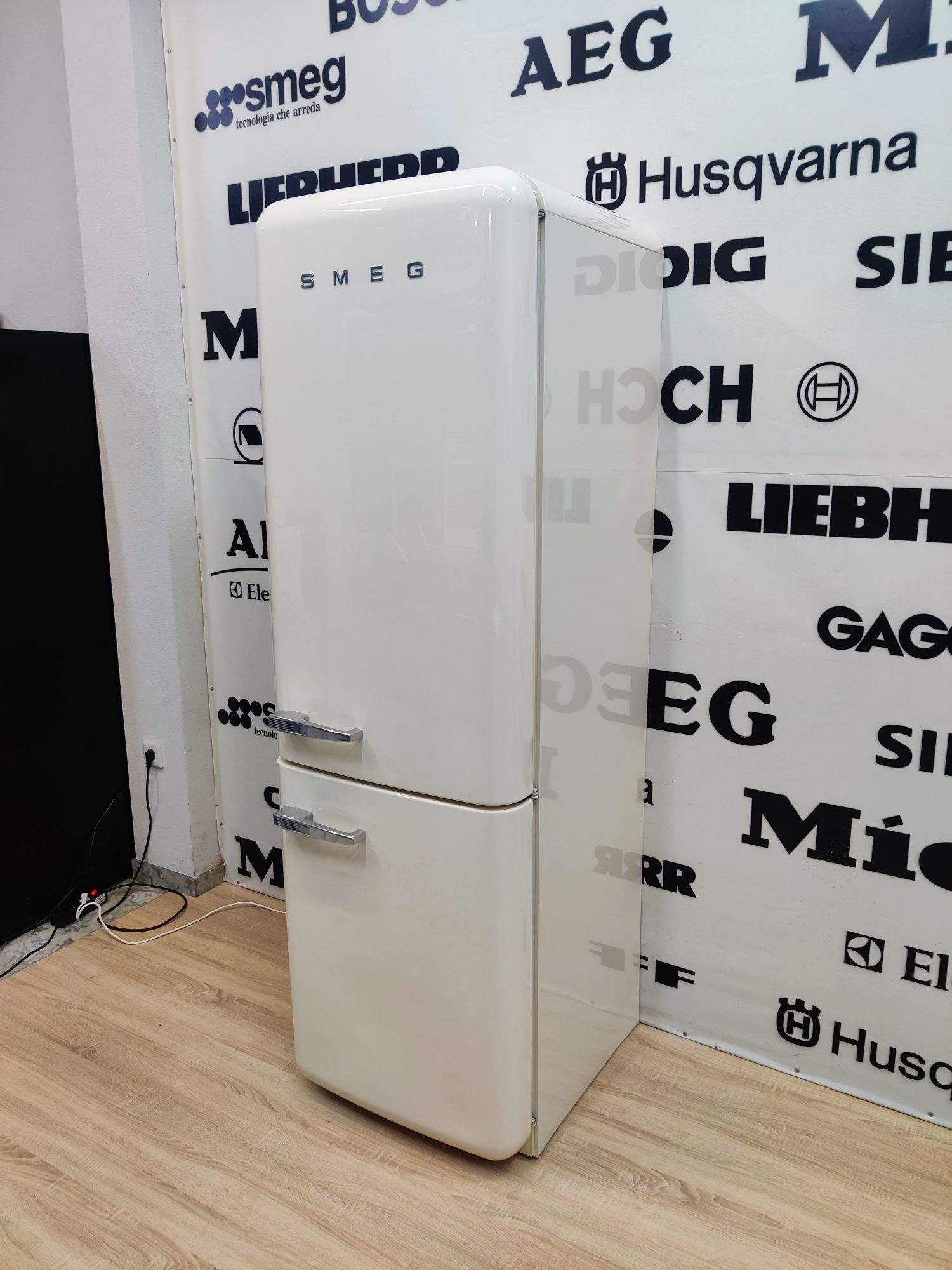 Холодильник SMEG Delicate Beige. Бежевий. Супер стан! Італієць.