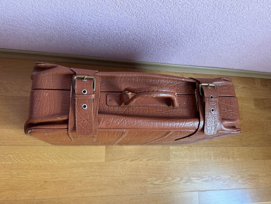 Продам шкіряну валізу (чемодан)