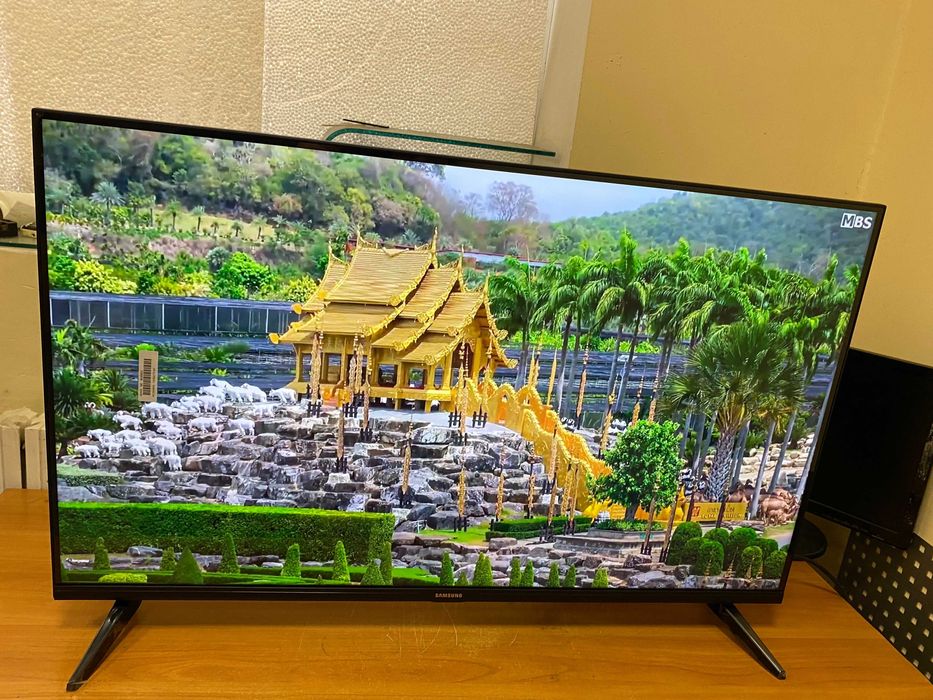 Безрамочный 4К телевизор Samsung SmartTV 45' 2/16GB Wi-Fi IPTV BT IPTV