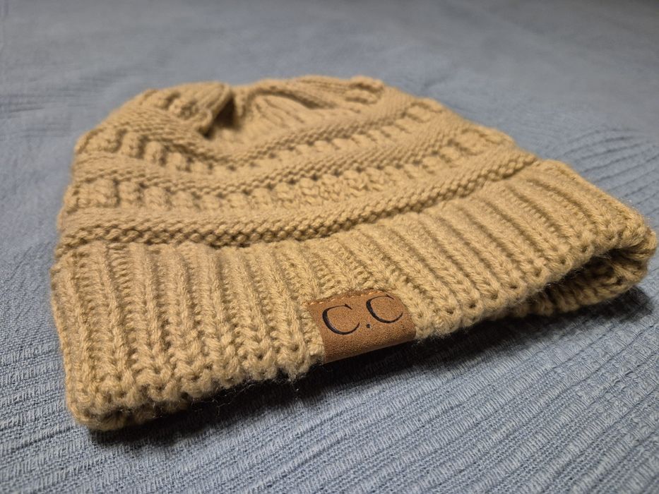 Czapka Zimowa z dziurką na włosy