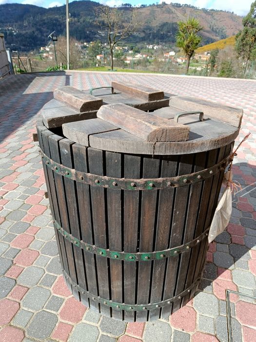 Prensa de vinho sem base + Reladeira