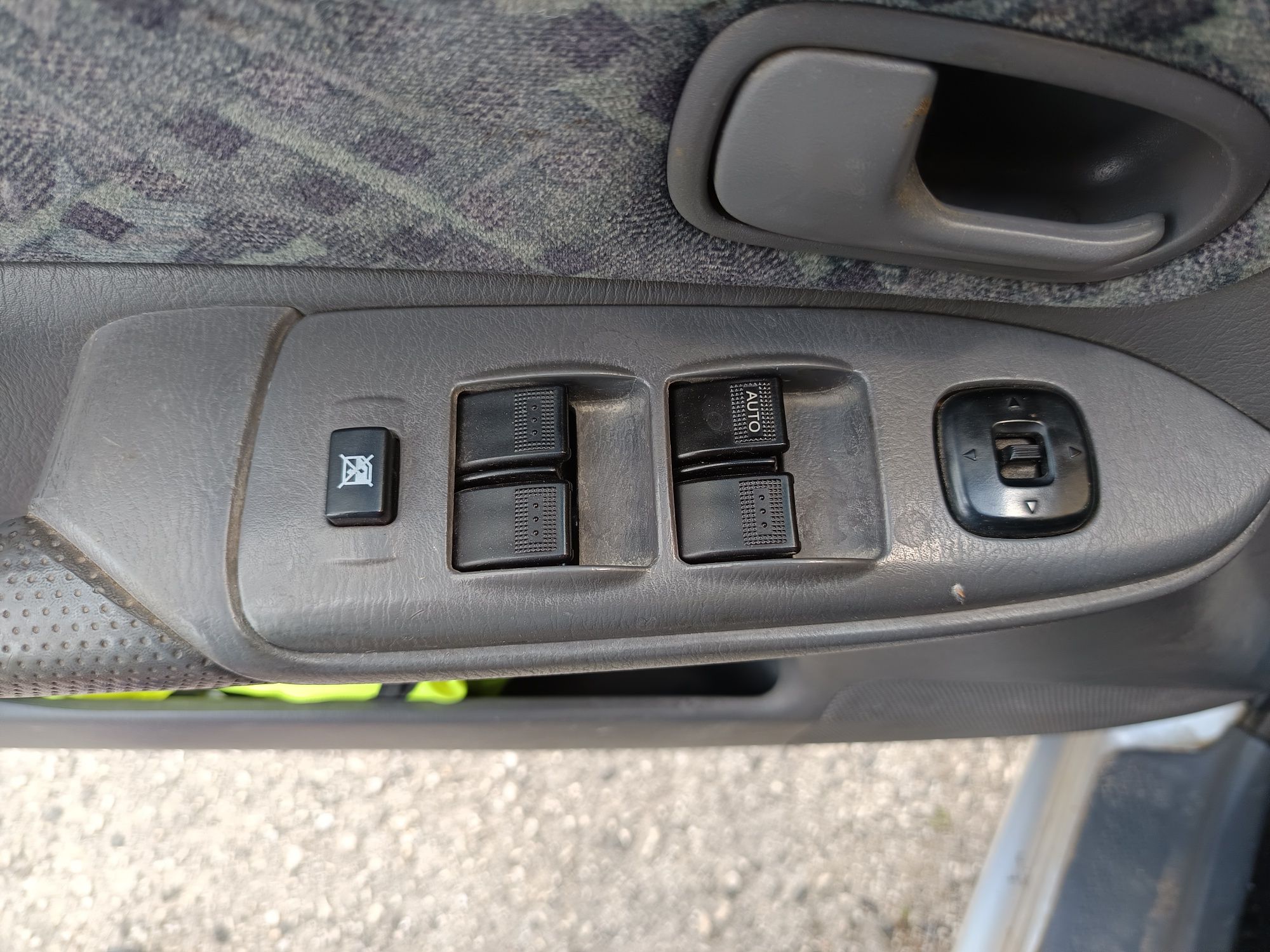 Vendo Mazda 323f a gasolina