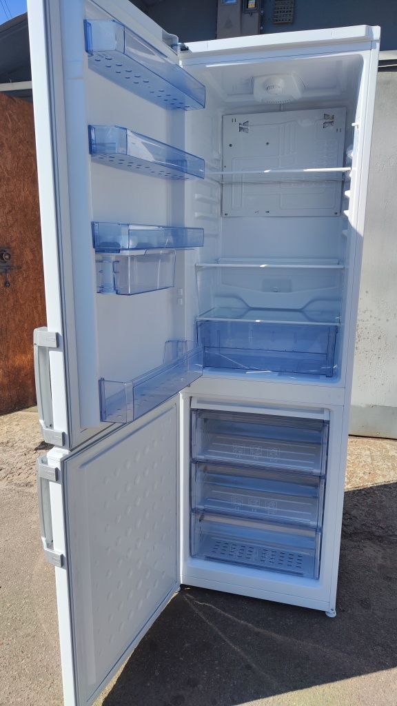 Холодильник BEKO CS334020.