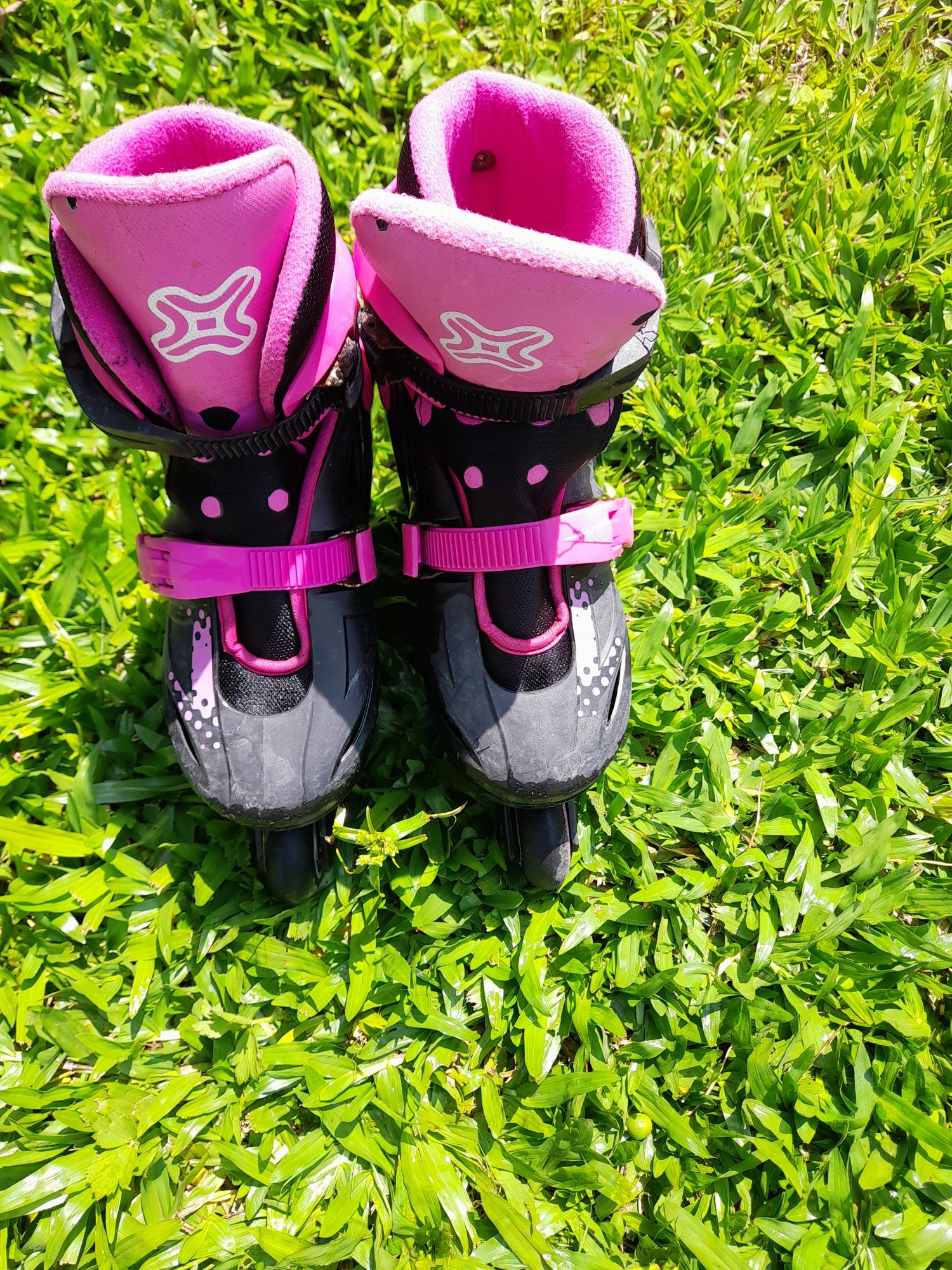 Vendo patins em bom estado, cor de rosa. Tamanho ajustável.