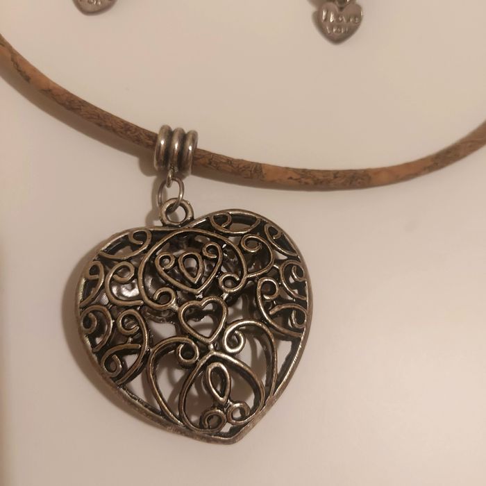 Conjunto relogio, colar e brincos em cortiça feito à mão