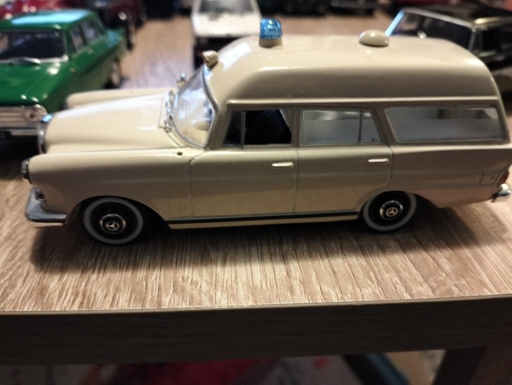 Mercedes Benz 230 w110 karetka, pogotowie model