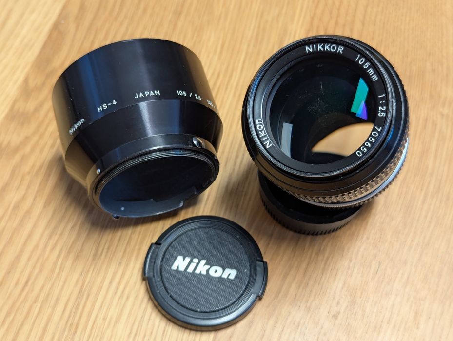 Obiektyw Nikon Nikkor 105mm f/2.5 Non-Ai z osłoną przeciwsłoneczną