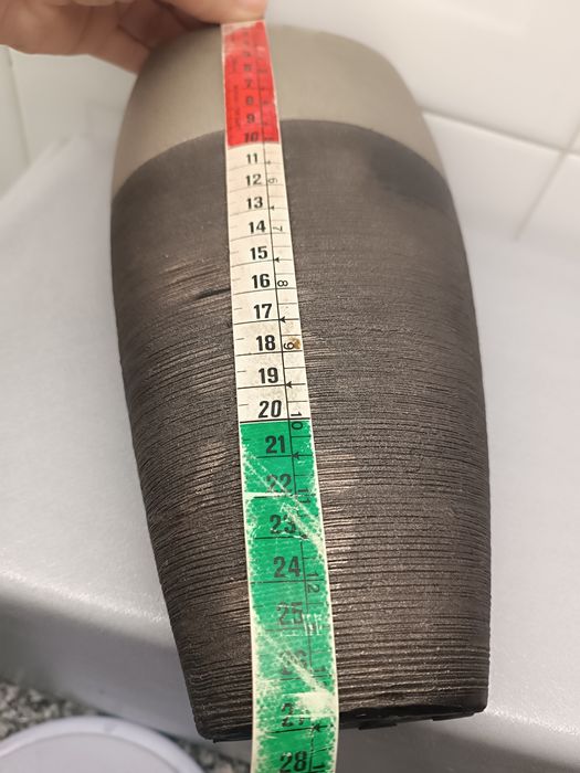 Jarra Alta. Porcelana Moderna. Preta e Cinza