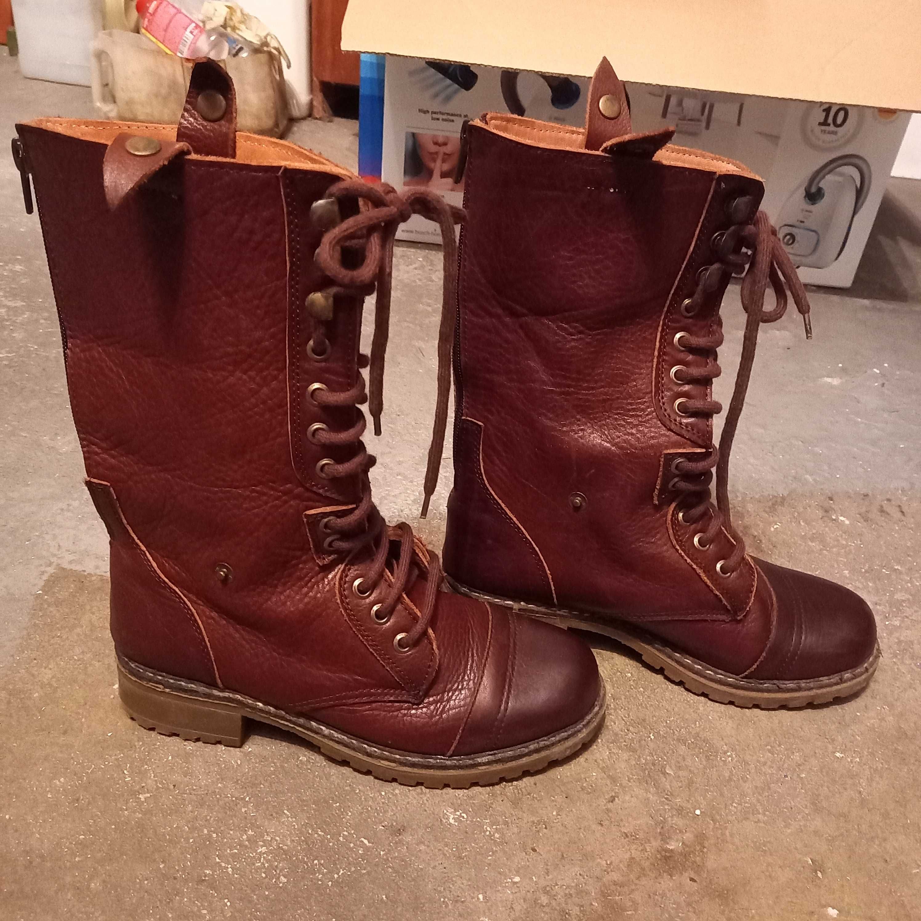 Botas com cordões em couro