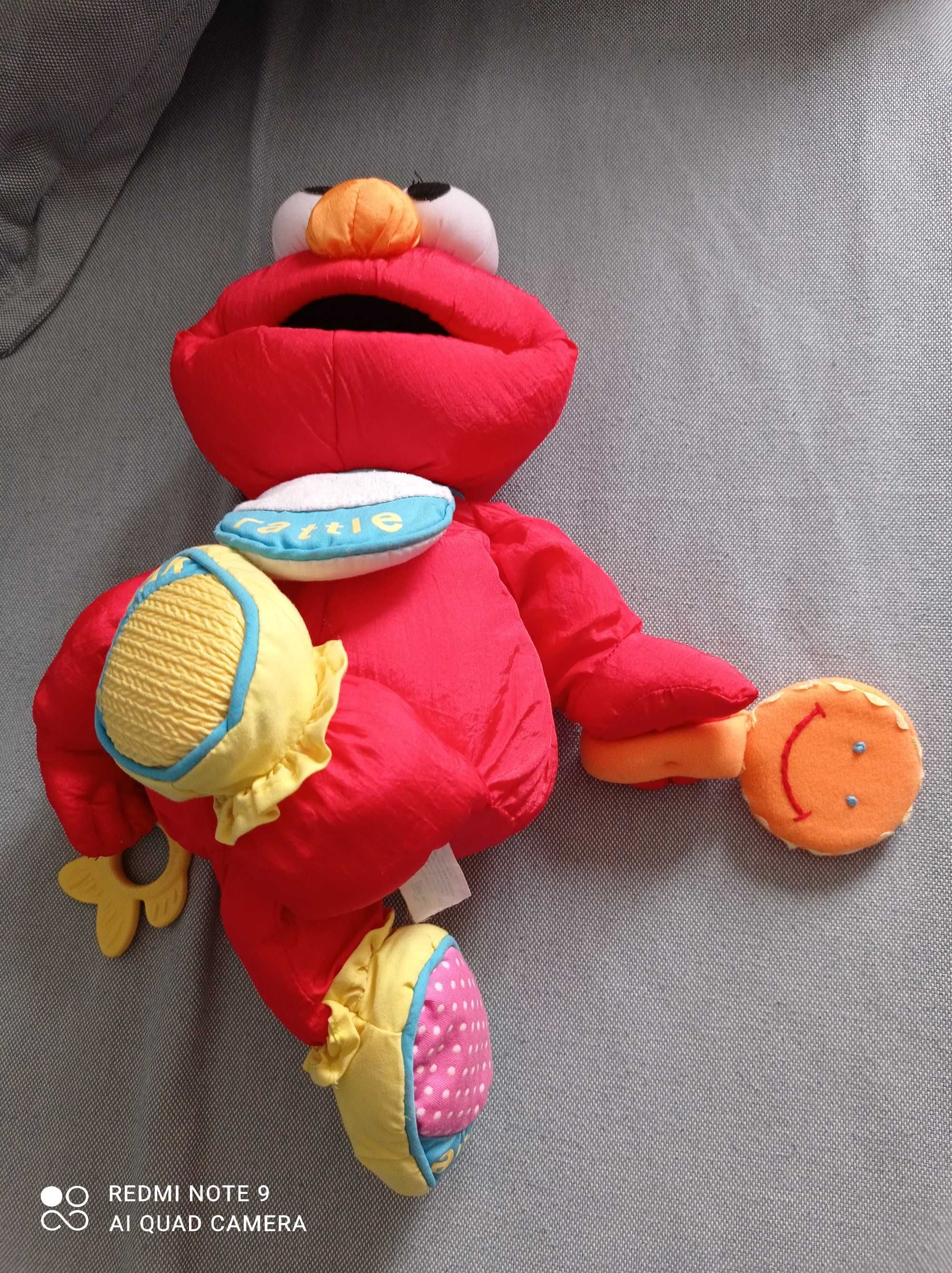 Maskotka Elmo z grzechotką,gryzakiem.