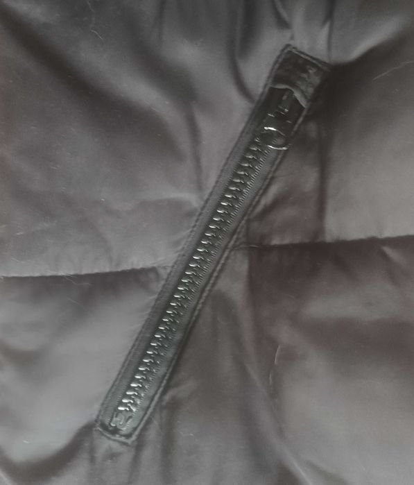 Czarny pikowany płaszcz damski Sinsay z czerwoną podszewką.L