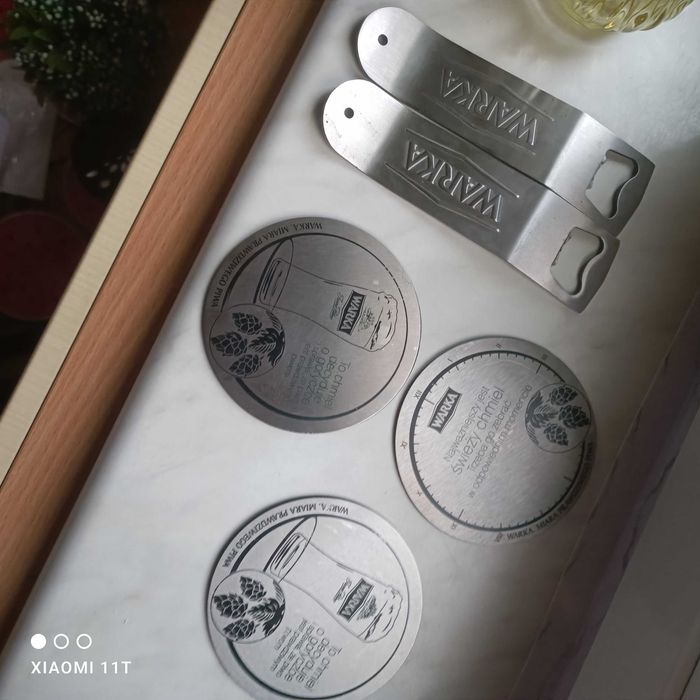 Podstawki pod piwo podgumowane+2x otwieracz ( coaster) marki Warka.