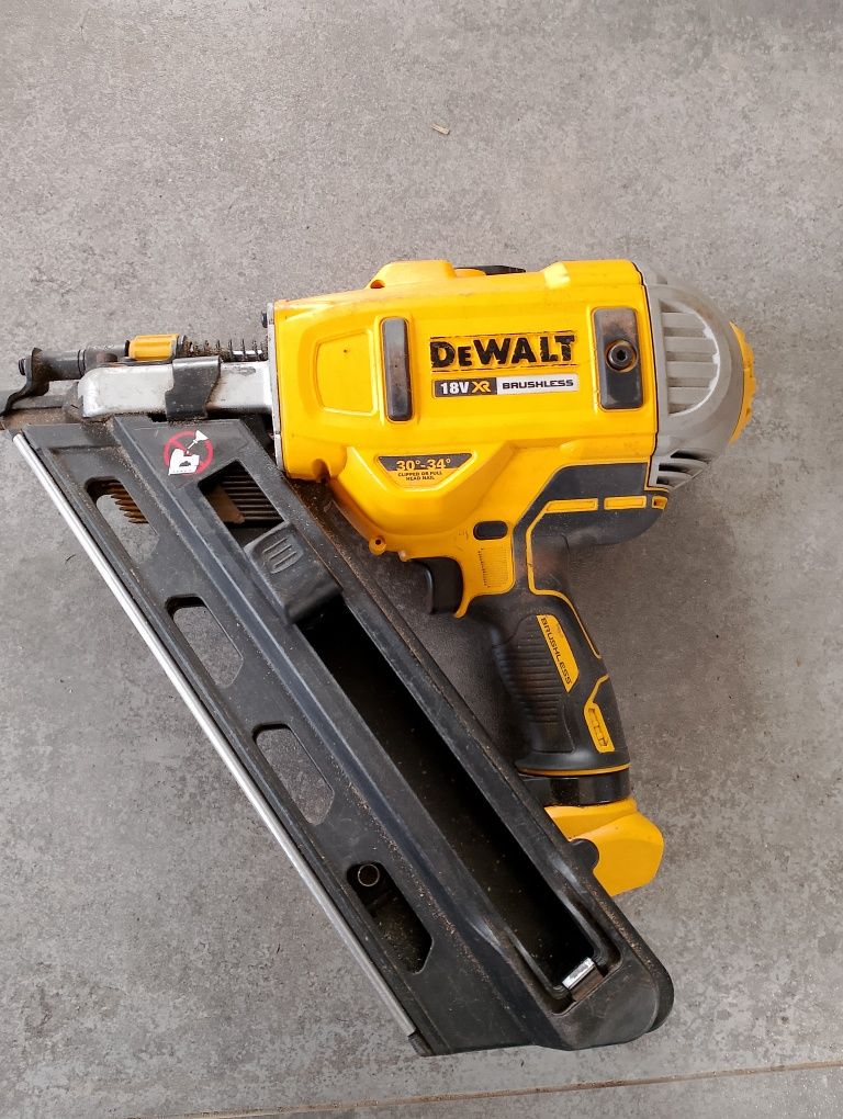 Gwoździarka Dewalt dcn692