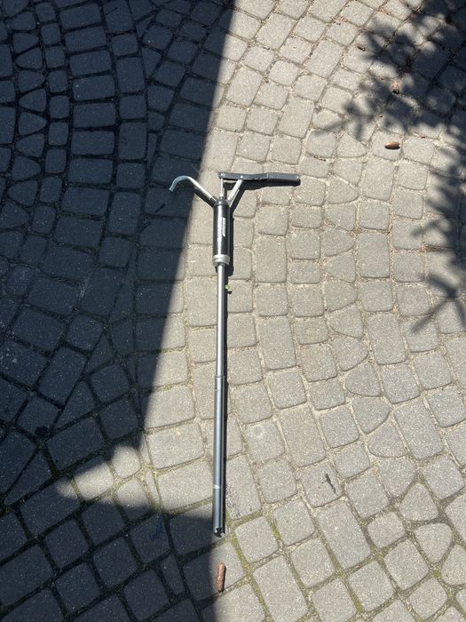 Pompka do beczki z olejem