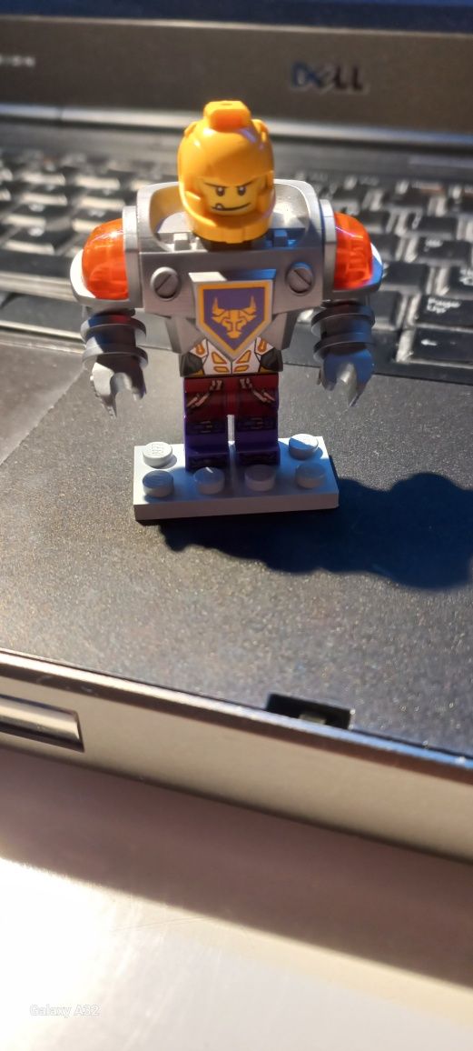 Lego nexo knights axel