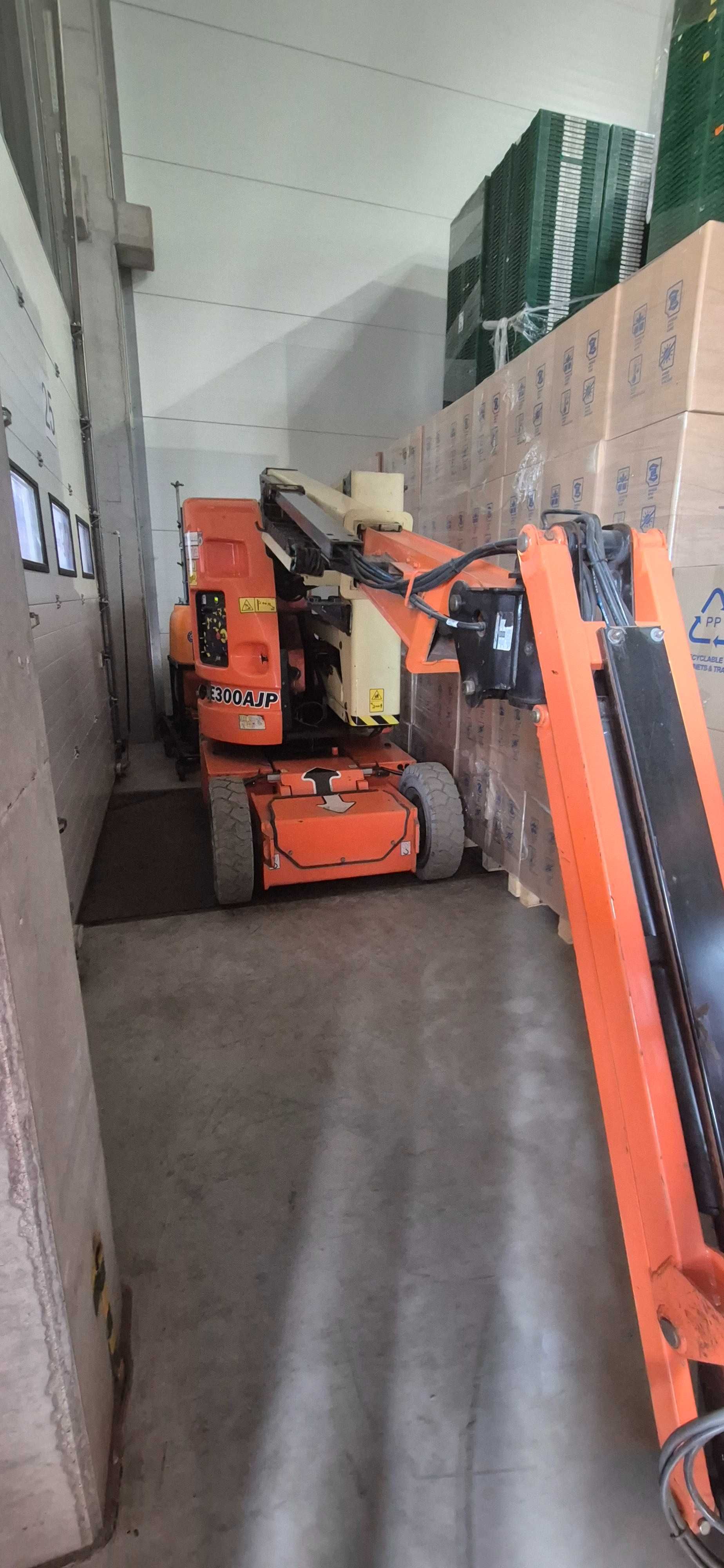Podnośnik JLG E300AJP