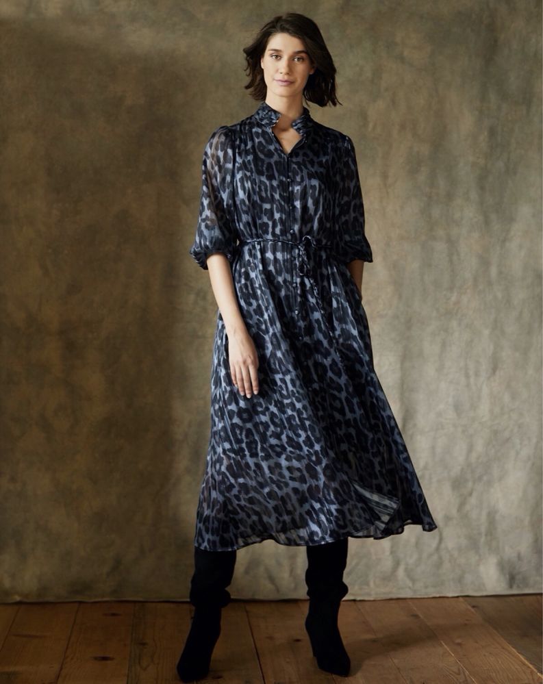 Стильное платье миди с леопардовым принтом и поясом с длинным рукавом