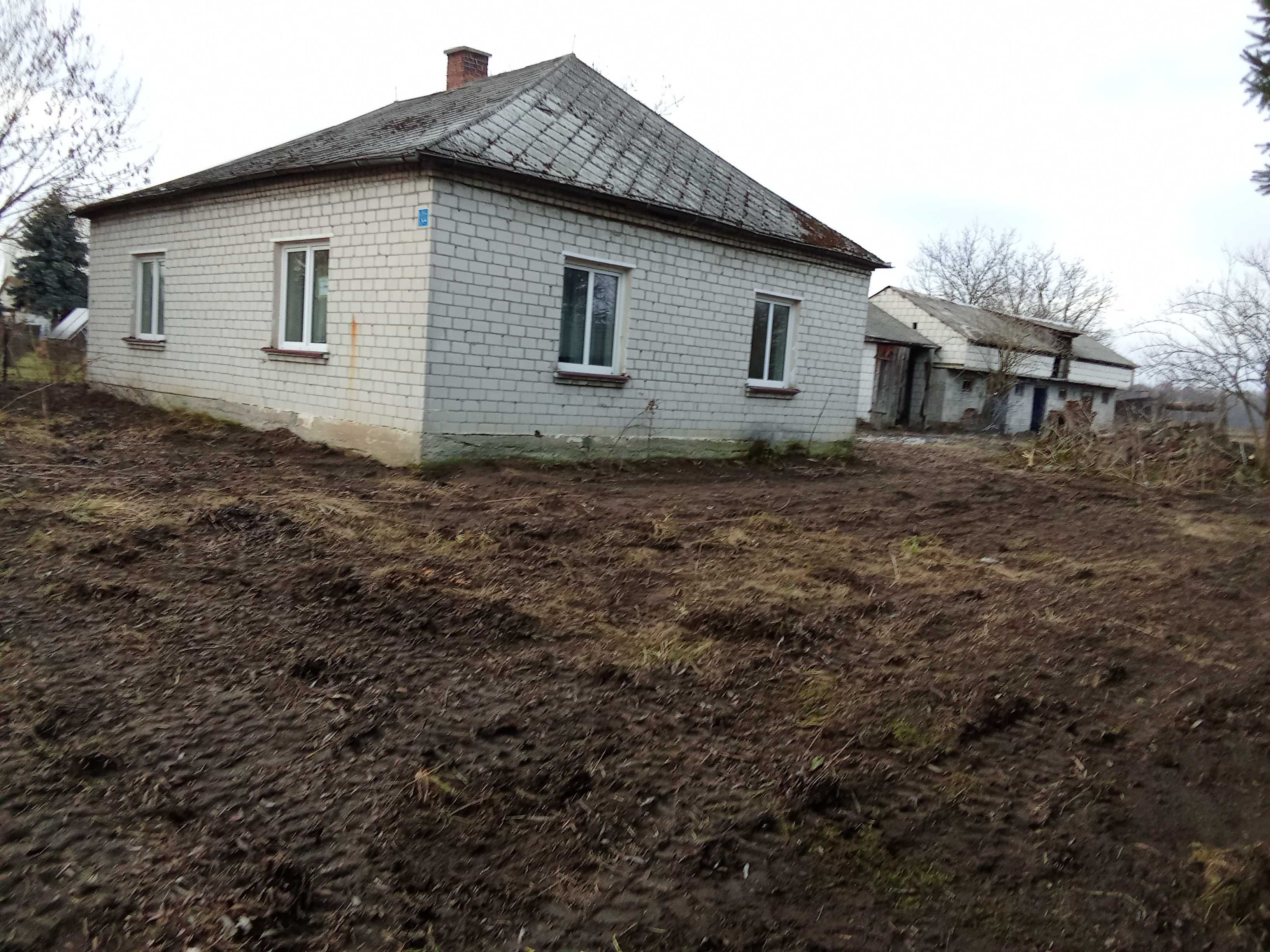Sprzedam dom z dużą działką.