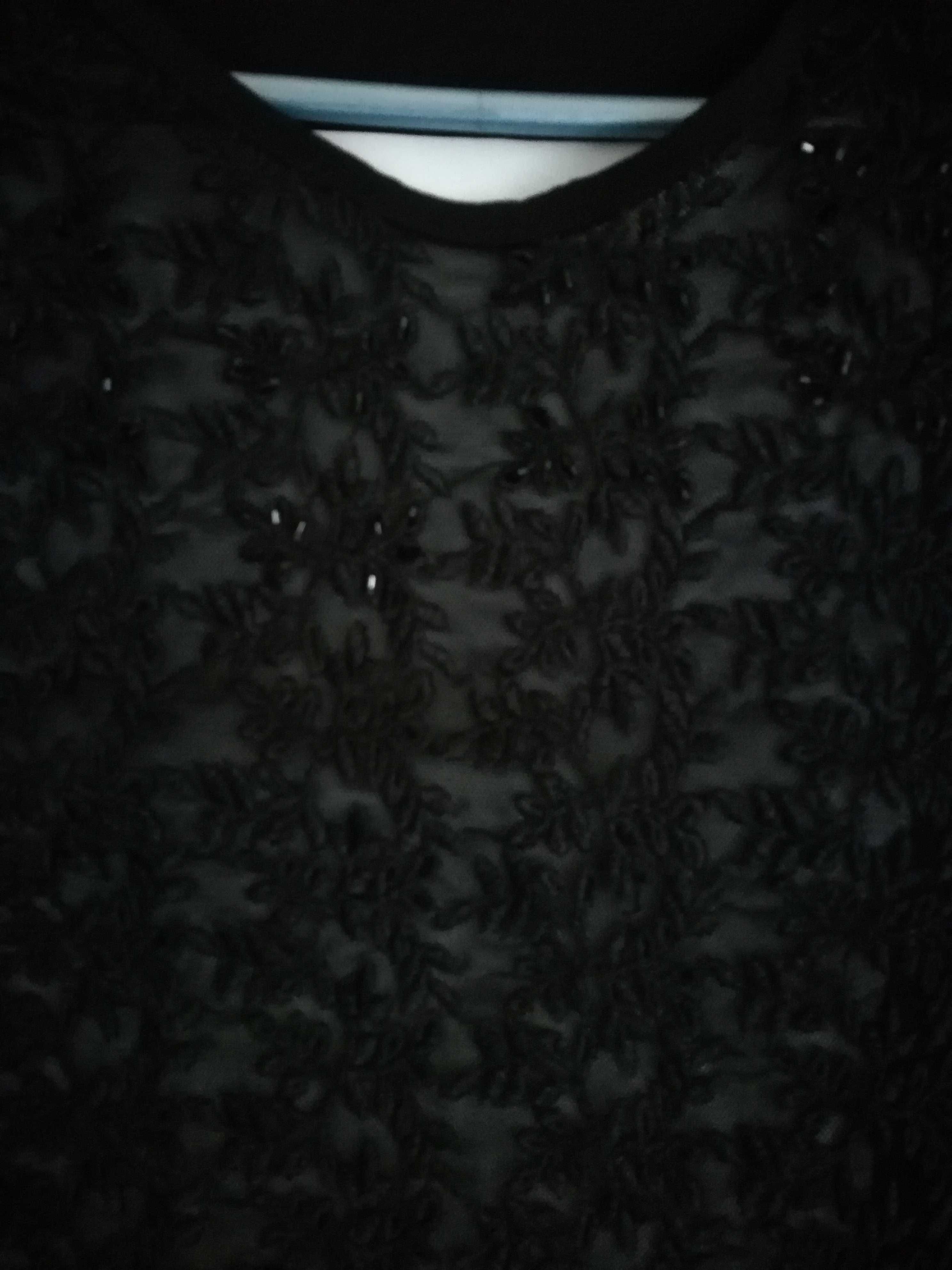 Czarna bluzeczka z ozdobnym koronkowym przodem ozdobnymi rękawami