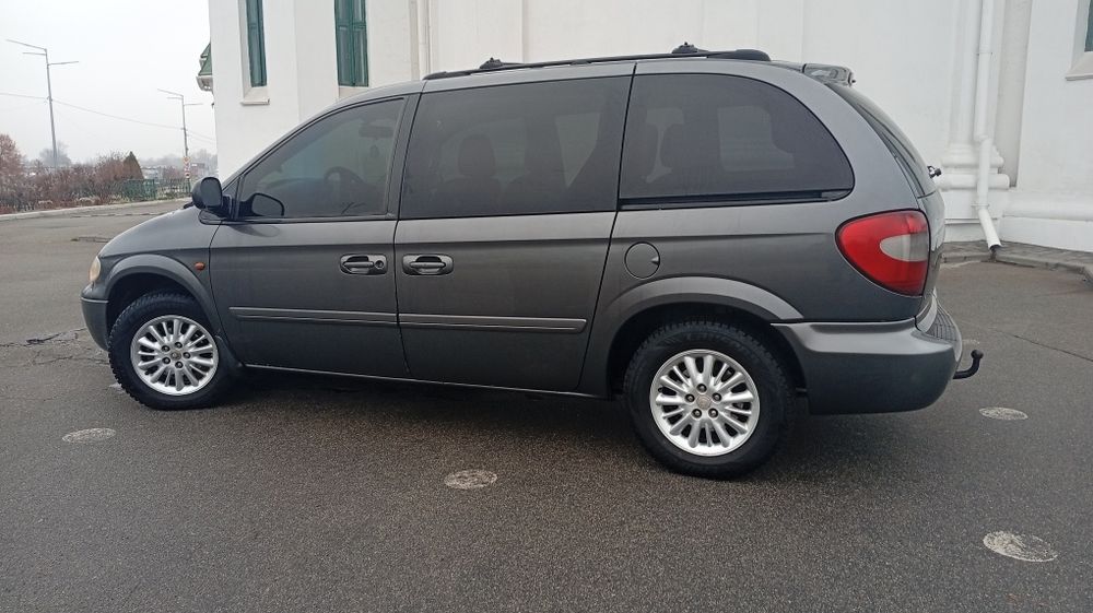Продаю крайслер вояжер в хорошому стані.