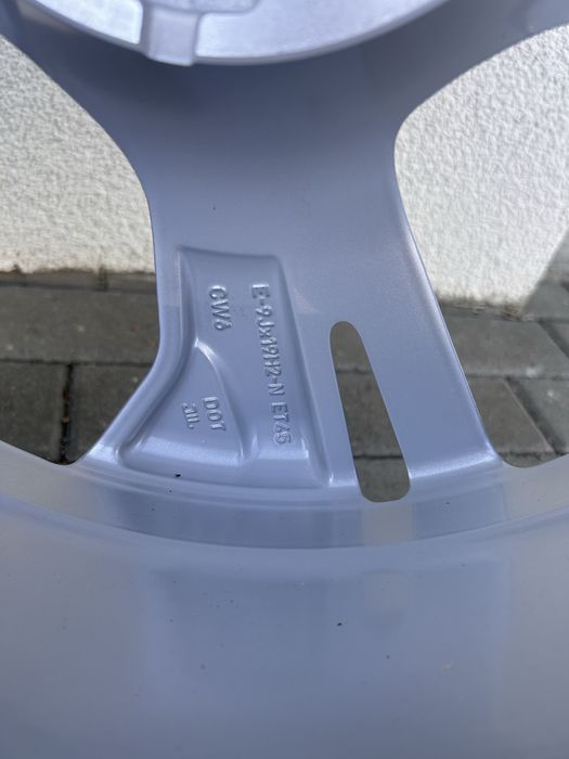 Nowe felgi aluminiowe Audi Q6 z oponami zimowymi – 19”