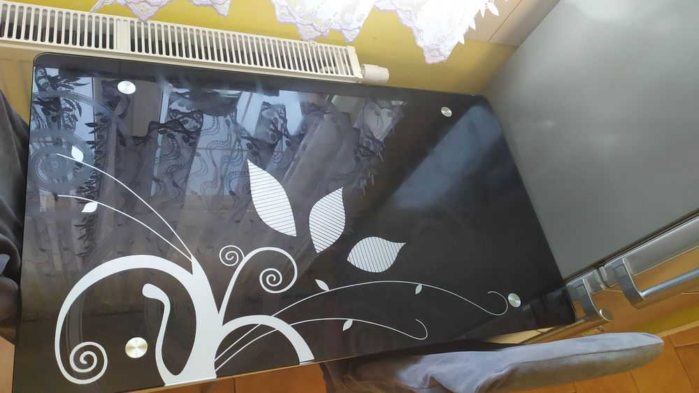 Stół hartowany na metalowych nogach