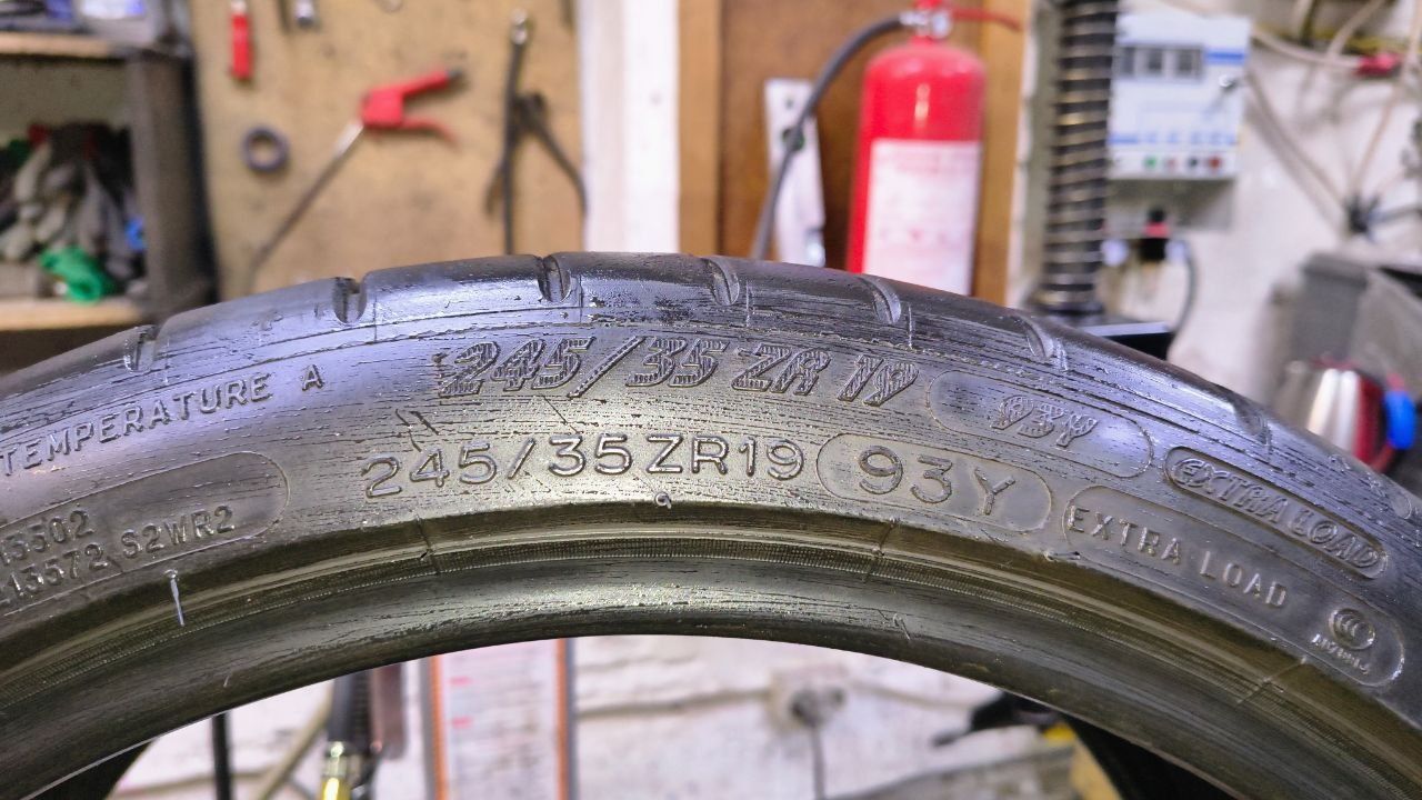 Пара літніх шин Michelin Pilot Super Sport 245/35 R19 2023