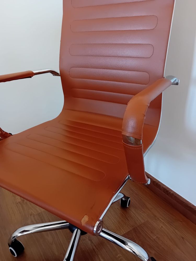 secretaria em vidro com cadeira