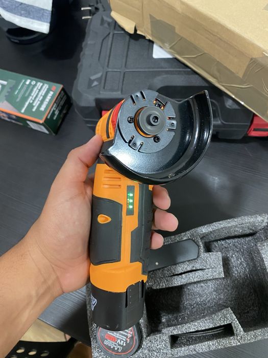 mini esmerilhadeira (ou mini lixadeira/retífica angular) a bateria.