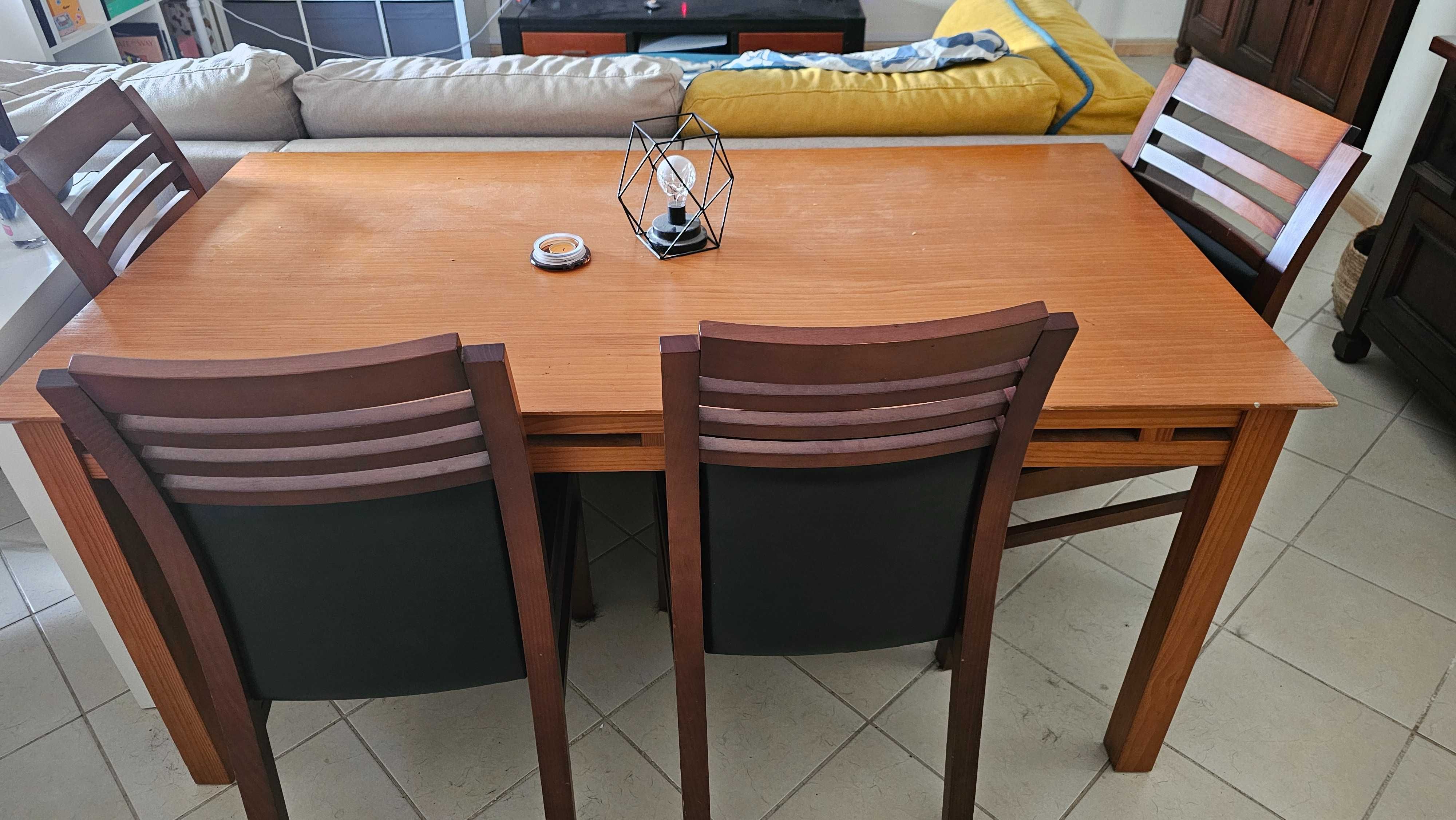 Mesa madeira com 5 cadeiras