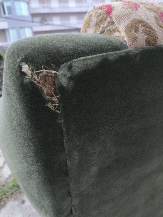 Poltrona vintage verde com estofo em veludo e padrão floral