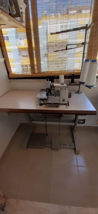 Máquina de costura industrial overlock cose e corte Brother
