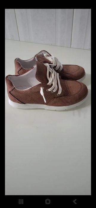Sapatos camurça castanhos