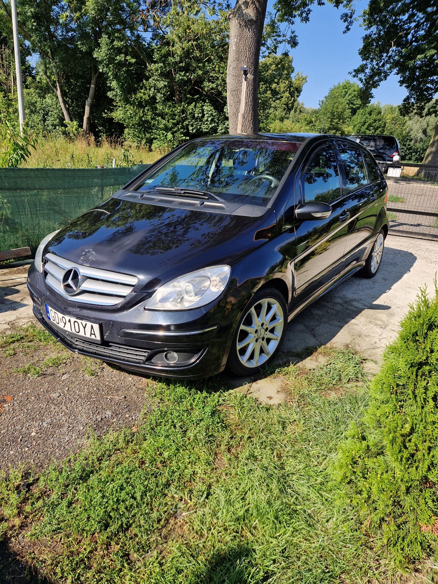 Mercedes-Benz  B 180